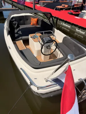 open sloep in ligplaats met kuip en stuurconsole