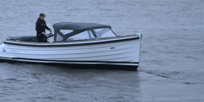 sloep met bestuurder op open water