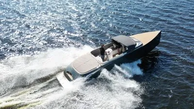 tender varend op open water