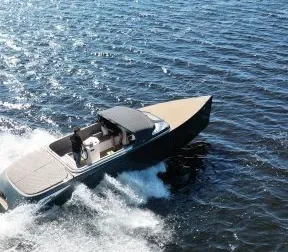 tender op open water