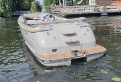 achterzijde van een tender op het water