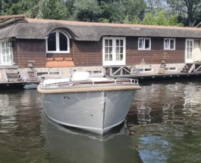 tender voor een woonark in het water