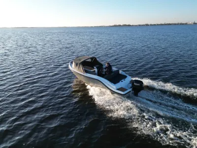 kleine tender boot op open water
