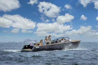 sloep met mensen op open water