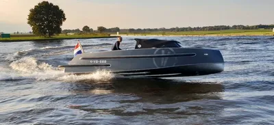 Grijze sloep varend op open water