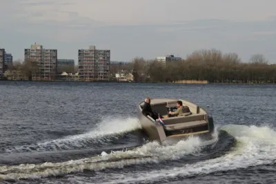 tender op open water met skyline op achtergrond