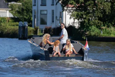 familie op sloep op het water