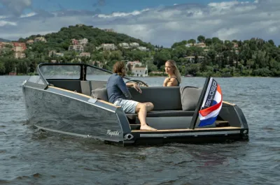 twee personen op boot op rustig water