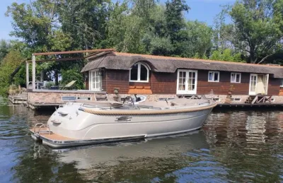 sloep tender op water bij woonboot