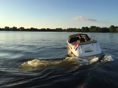 sloep op open water
