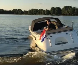 sloep op open water