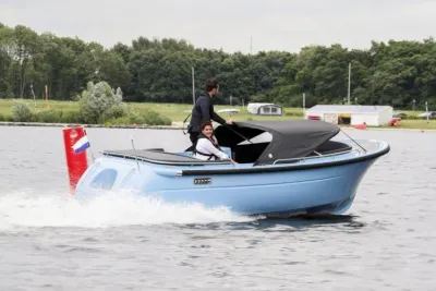 blauwe tender met twee personen op het water