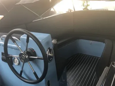 bootinterieur met stuur en zitbank