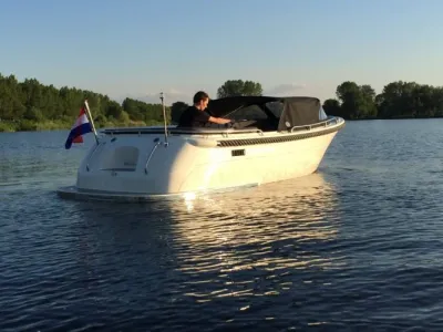 witte sloep op rustig water