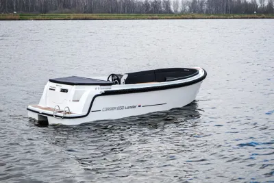 kleine open tenderboot op rustig water