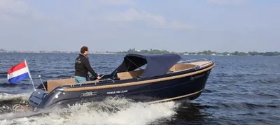 sloep op open water met bestuurder