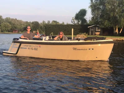Sloep met twee personen op het water