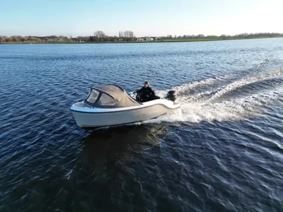 Tender op het water met bestuurder