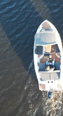 twee tenders van boven op het water