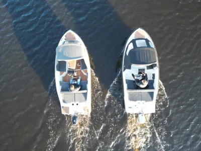 twee tenderboten vanaf boven gezien