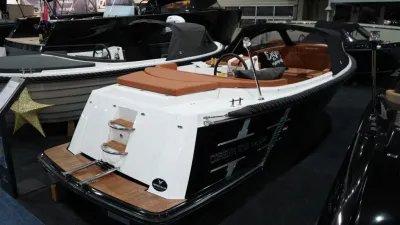 tenderboot in showroom met zitplaatsen