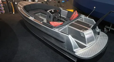 tender in showroom op donkere vloer