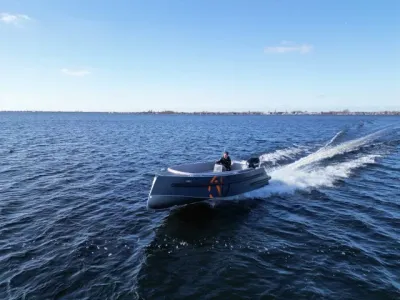 sportboot op open water