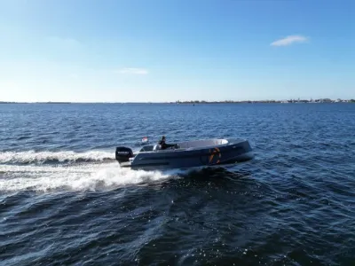 sportboot op open water