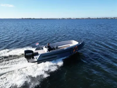 sportboot op open water