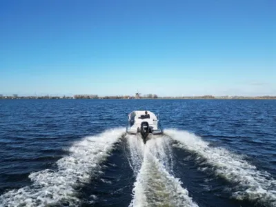 Sportboot van achteren op open water