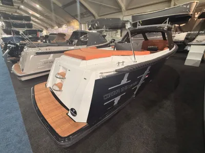 tender in binnenshowroom met zonnedek