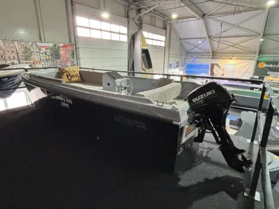 sloep in showroom met buitenboordmotor