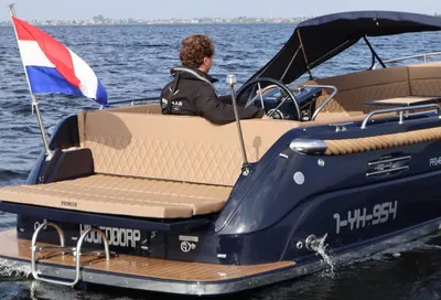 achterzijde van een sloep met vlag