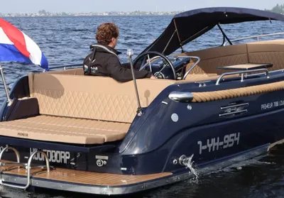 achterkant van een sloep op het water