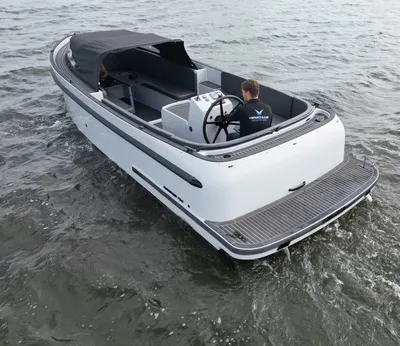 witte sloep op het water met bestuurder