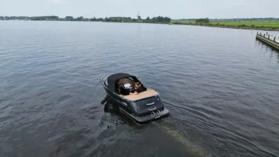 Motorboot varend op rustig water
