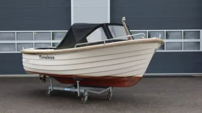 sloep op bok voor loodsdeuren