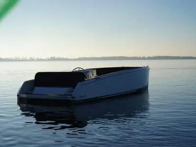 tender op rustig water
