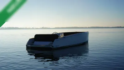 tender op rustig water