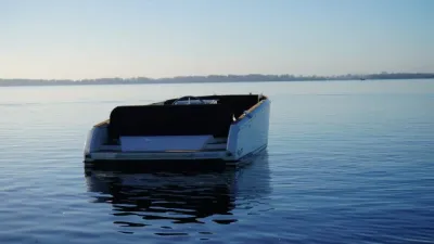 sloep op rustig water vanaf achterzijde
