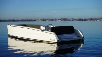 witte tender op rustig water