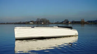 witte tender op rustig water