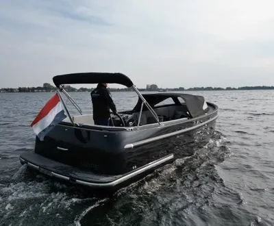 donkere sloep op open water