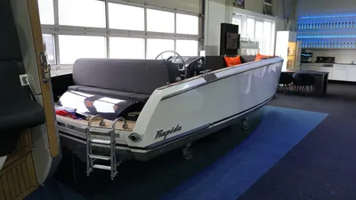 sloep in showroom