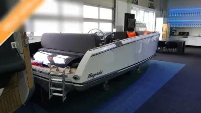 sloep in showroom met zitbank