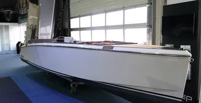 witte sloep in showroom