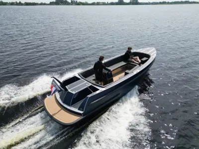 open tender met twee personen op het water