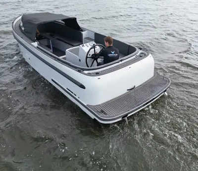 witte sloep op water met stuurconsole