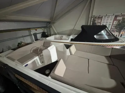 sloep in showroom met zitkussens en stuur