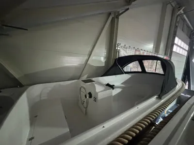 open boot binnen in loods